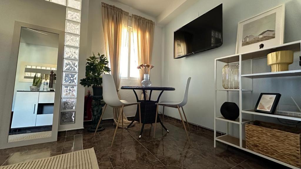 Playa De Los Naufragos Cozy Apartment With Pool ตอร์เรเวียคา ภายนอก รูปภาพ