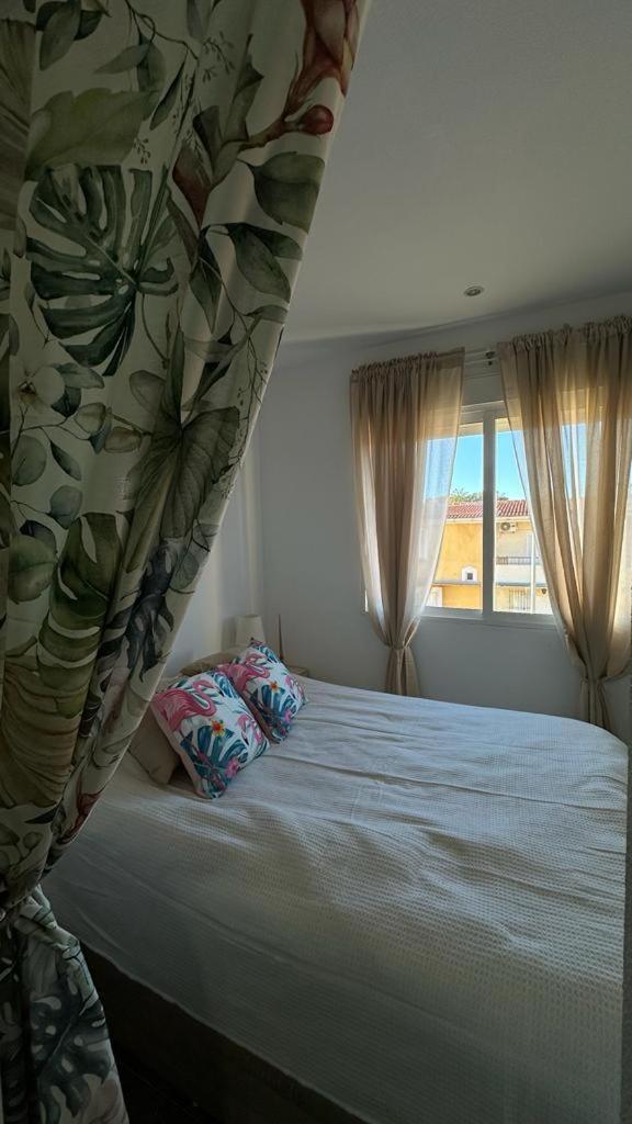 Playa De Los Naufragos Cozy Apartment With Pool ตอร์เรเวียคา ภายนอก รูปภาพ