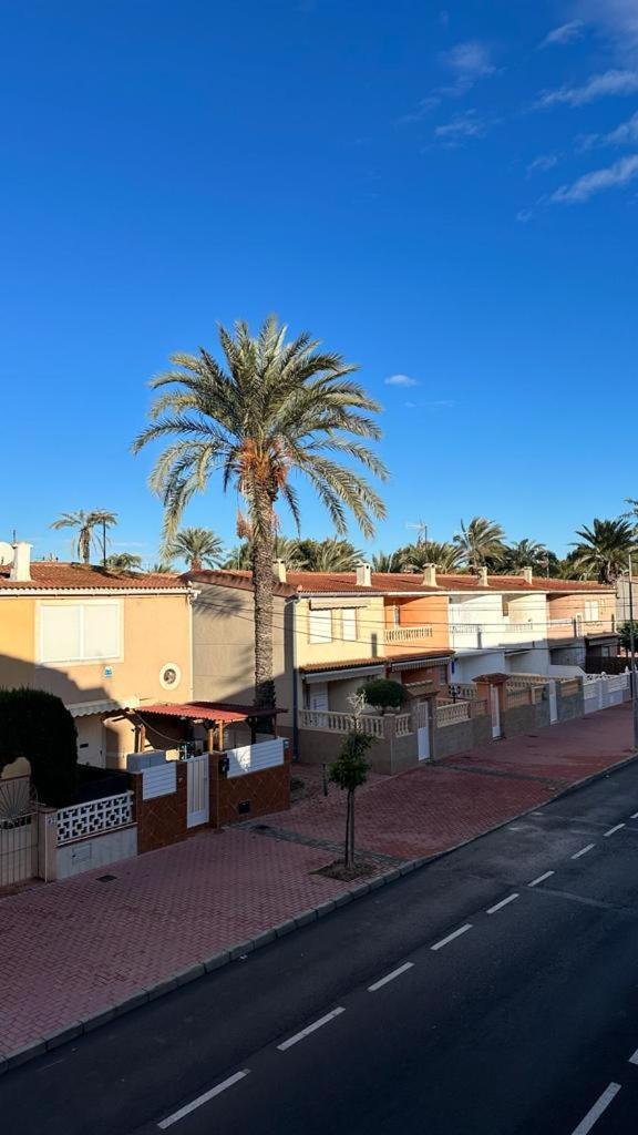 Playa De Los Naufragos Cozy Apartment With Pool ตอร์เรเวียคา ภายนอก รูปภาพ