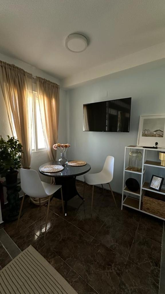 Playa De Los Naufragos Cozy Apartment With Pool ตอร์เรเวียคา ภายนอก รูปภาพ
