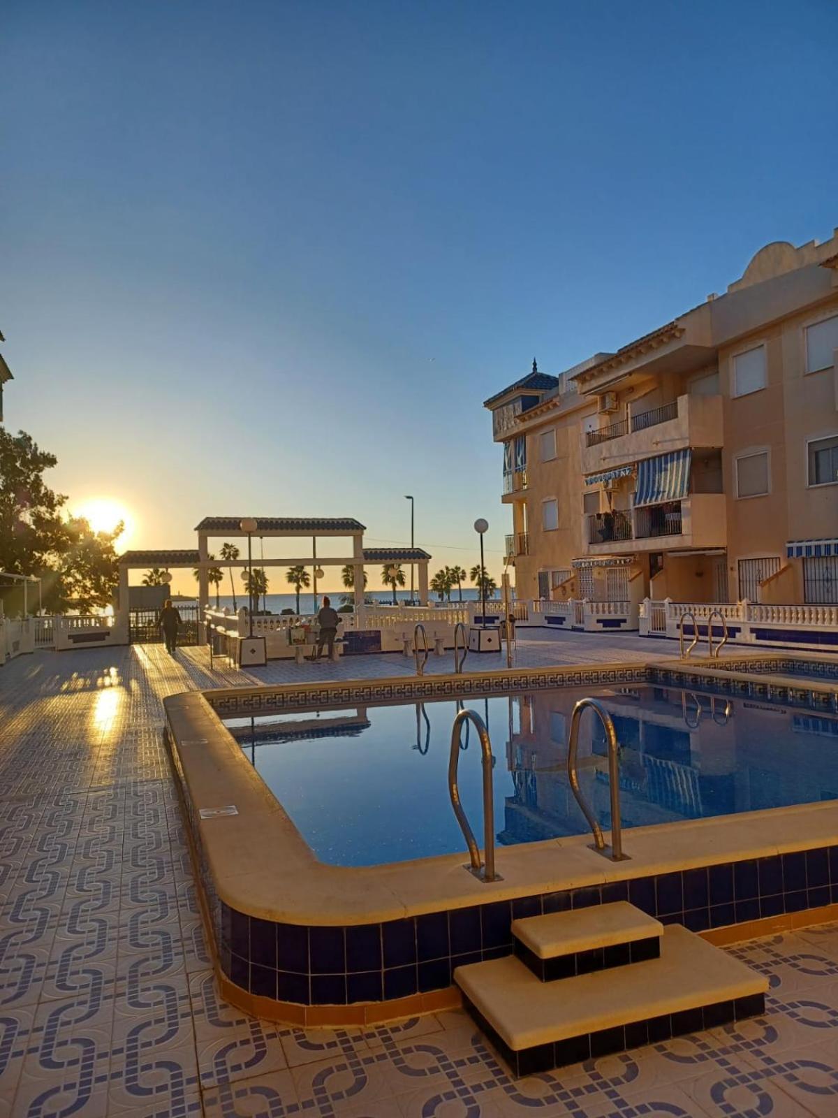 Playa De Los Naufragos Cozy Apartment With Pool ตอร์เรเวียคา ภายนอก รูปภาพ